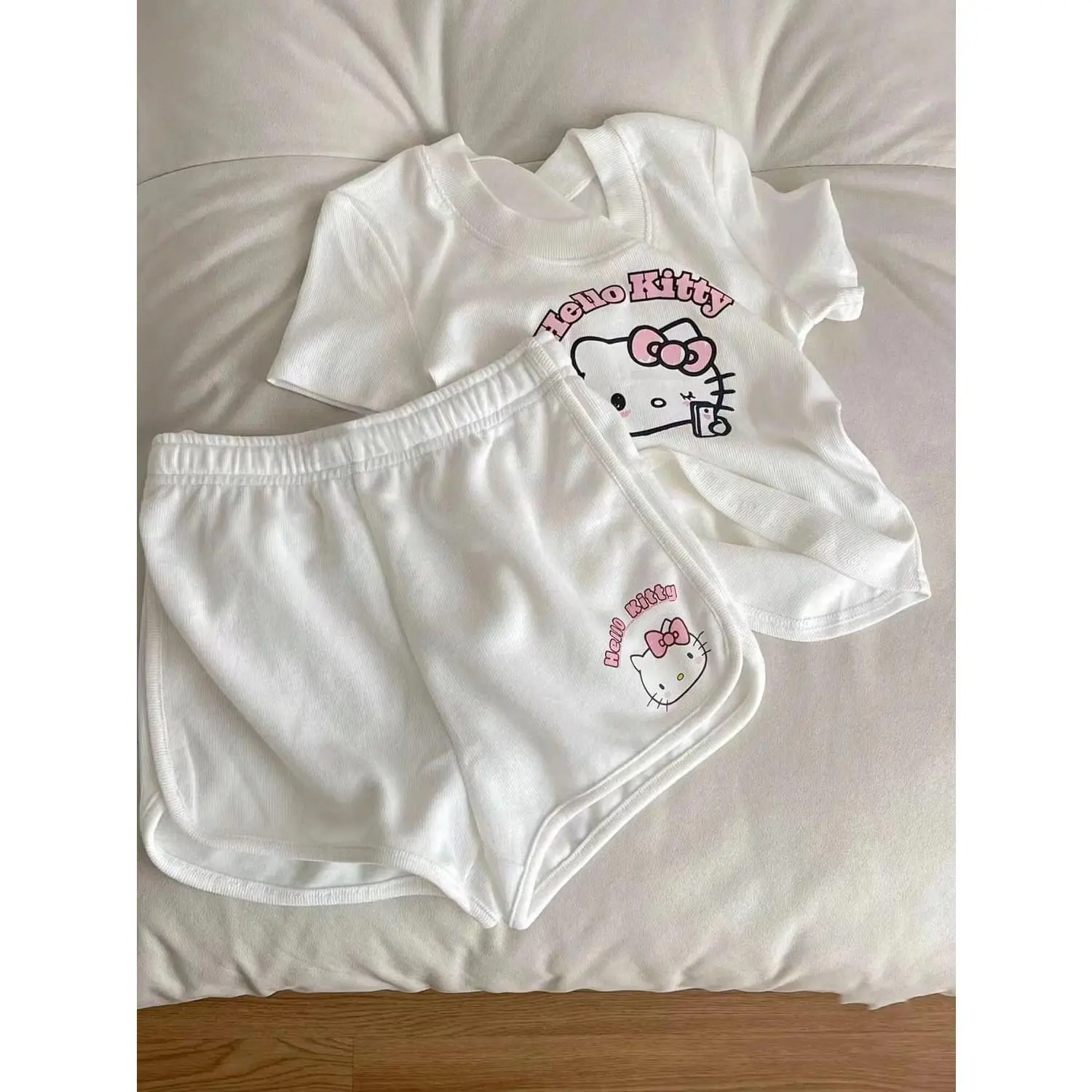 Bộ Đồ Hello Kitty, Bộ Sưu Tập Mùa Hè Mới, Dành Cho Nữ, Ngọt Ngào Và Dễ Thương, In Hình Hoạt Hình, ngắn Tay, Dễ Phối Đồ Quần Đùi Ngắn, 2024