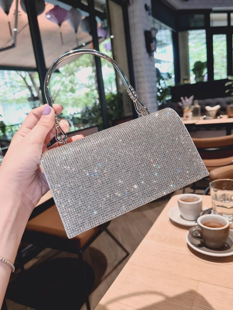 Product Introduction of Túi Xách Nữ Đeo Chéo Bag Clutch Đi Tiệc Cầm Tay Quai Kiềng Đính Đá BlingBling Màu Đen Màu Bạc Sang Chảnh Kèm Dây Xích Size 18 HÀNG CHUẨN QC Nhung Kem tuixach  thoitrang Khô sạch Nhẫn Đinh 2
