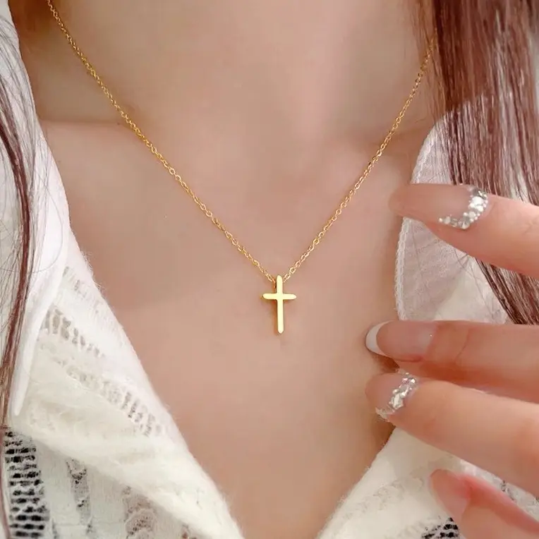 Cross Necklace Fashionable New Popular 18k Gold Pendant Collarbone Chain Women's High-end Neck Chain Titanium Steel Does Not Fade