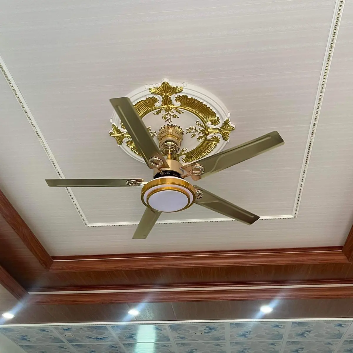 Quạt trần 5 cánh thép mạ điện - HÀNG LOẠI 1. ĐIỀU KHIỂN LED 6 cấp độ gió - chế độ hẹn giờ đảo chiều.đèn 3 màu .MÃ 08 QuạT