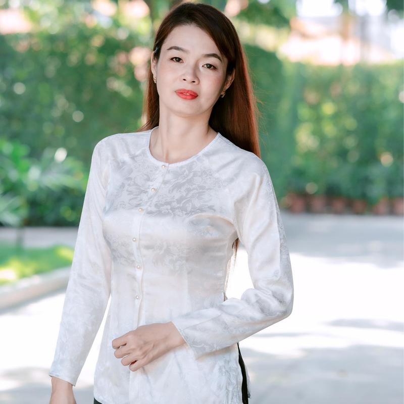 SÉT ÁO LẺ, QUẦN LẺ  BÀ BA TRUYỀN THỐNG GẮM HOA,GẤM 2 DA, QUẦN LƯNG BẢN PHÍA SAU, KẾT HỢP TÚI TRONG PHONG CACH HIỆN ĐẠI TRẺ TRUNG, PHONG CÁCH TRUYỀN THỐNG, LỊCH LÃM XINH ĐẸP, 100% LỤA TẰM ƯỚC, TẶNG KÈM CỘT TÓC XINH Kem Women Sen Dress   dài 8