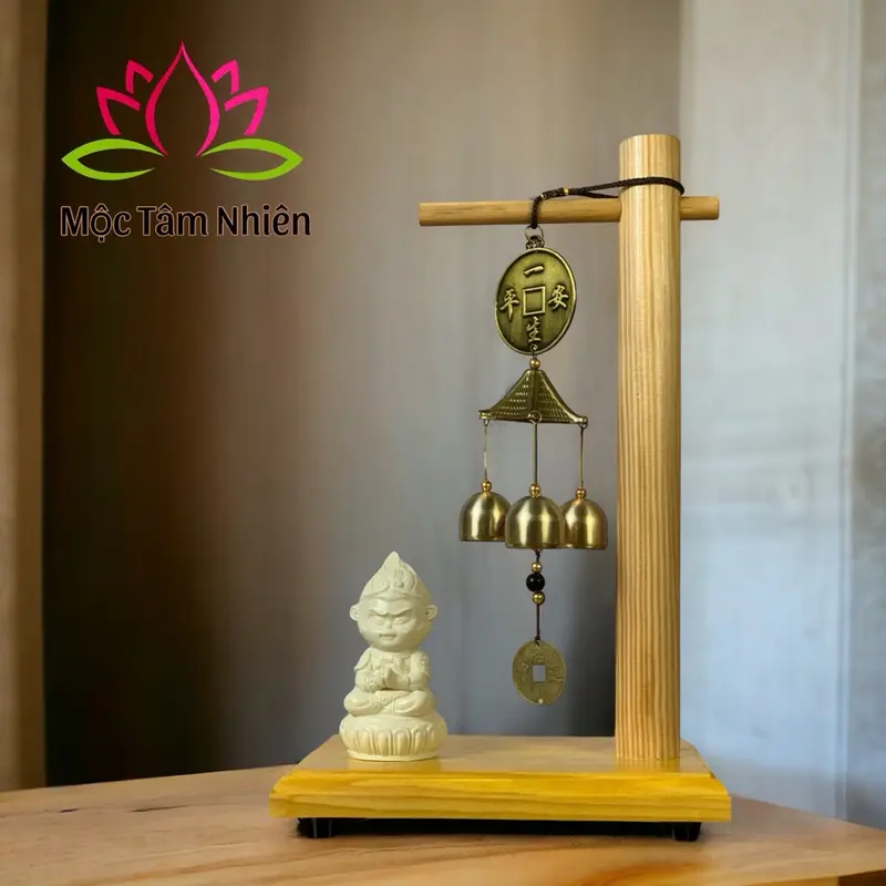 Bộ Kệ Gỗ Cheo Chuông Gió Bình An Kết Hợp Vs Tượng Ý Nghĩa Mang Sự Bình An May Mắn . Kích thước 32x20x15cm Decor Decor Phòng 4