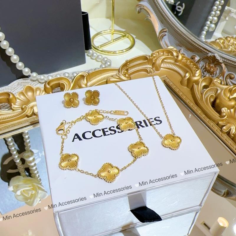 Set khuyên tai vòng cổ lắc tay cỏ 4 lá khía bạc khía vàng chất liệu titan cao cấp k đen k han gỉ by Min Accessories [Bản 13mm]