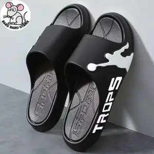 LUCKY SHOES Sandal slip-on PVC hitam pria, ringan, lembut, tidak licin dan nyaman, ukuran 39-44, cocok untuk dipakai di dalam dan luar ruangan. Sendal