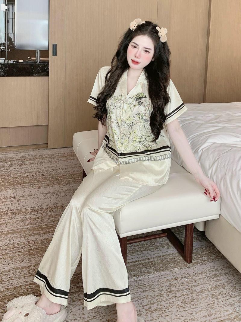 Product Introduction of Bộ Pyjama Lụa Xước Freesize Loang Chữ Thiết Kế Set Mặc Nhà Nữ Áo Women Kem 3
