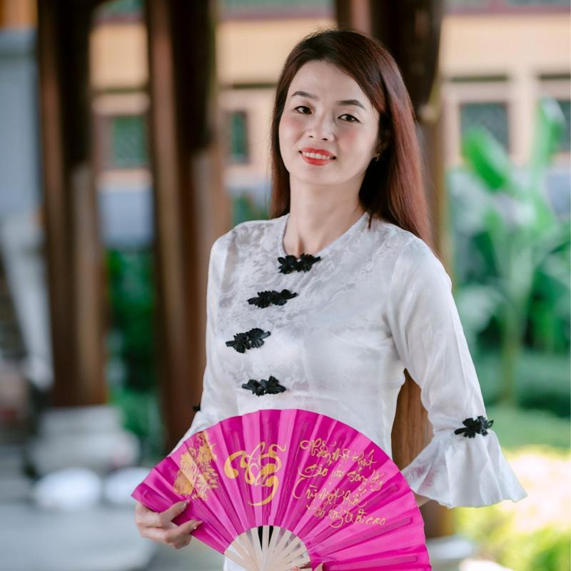 Product Introduction of SÉT BỘ, ÁO LẺ,QUẦN LẺ BÀ BA,TAY LOE, ÁO LẺ, QUẦN LẺ, ÁO GẤM 2 DA,HOA VĂN,QUẦN ĐEN LỤA PLANTIN ,QUẦN BẢN LƯNG PHÍA SAU, KẾT HƠP TÚI TRONG, PHONG CÁCH LỊCH LÃM , HIỆN ĐẠI MẪU MỚI NHẤT, TẶNG KÈM 1 CỘT TÓC XINH Kem Nữ Women Top áo  bà 42