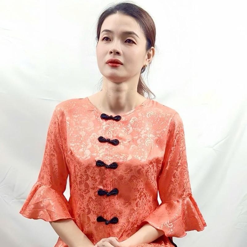 SÉT ÁO LẺ  BÀ BA,TAY LOE,, ÁO GẤM 2 DA,HOA VĂN ,QUẦN BẢN LƯNG PHÍA SAU, KẾT HƠP TÚI TRONG, PHONG CÁCH LỊCH LÃM , HIỆN ĐẠI MẪU MỚI NHẤT, TẶNG KÈM 1 CỘT TÓC XINH Nữ Kem Women Nhung 8