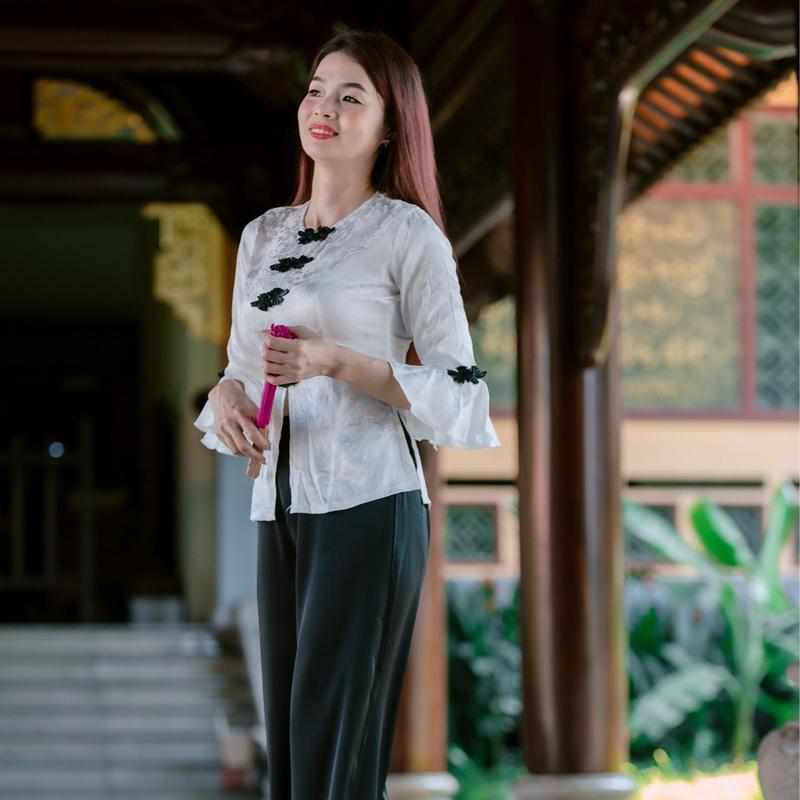 Product Introduction of SÉT BỘ, ÁO LẺ,QUẦN LẺ BÀ BA,TAY LOE, ÁO LẺ, QUẦN LẺ, ÁO GẤM 2 DA,HOA VĂN,QUẦN ĐEN LỤA PLANTIN ,QUẦN BẢN LƯNG PHÍA SAU, KẾT HƠP TÚI TRONG, PHONG CÁCH LỊCH LÃM , HIỆN ĐẠI MẪU MỚI NHẤT, TẶNG KÈM 1 CỘT TÓC XINH Kem Nữ Women Top áo  bà 39