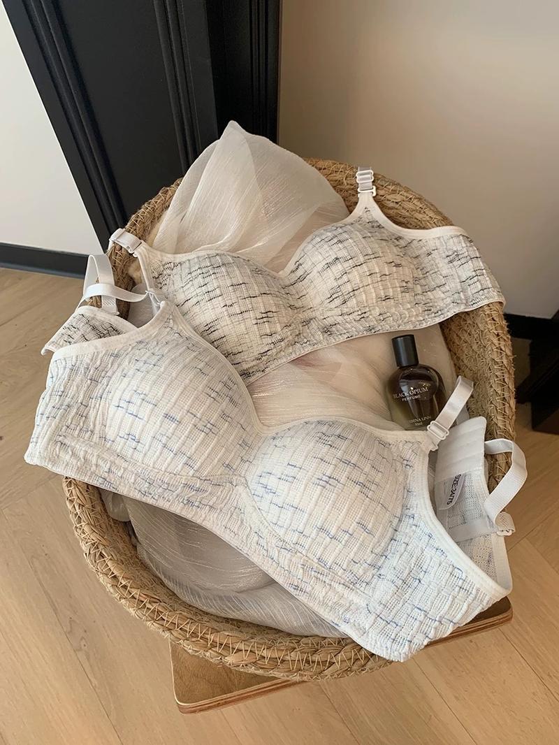 Product Introduction of Sweet girl textured underwear without steel rings and thin small breasts gathered together for junior and senior high school students' comfortable breathable bra 4