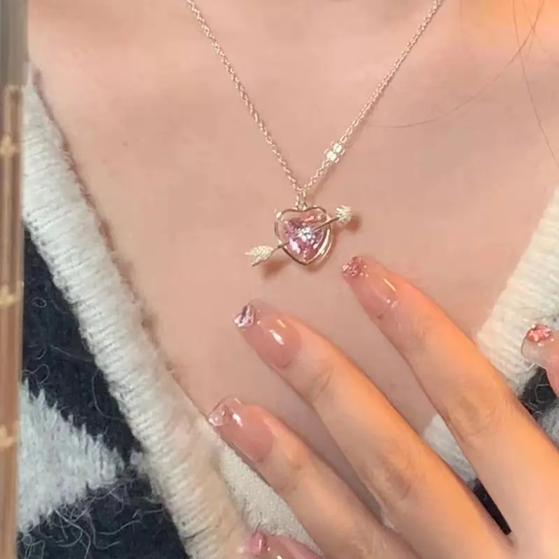 【YY Barang akan dikirim dalam 24 jam】Kalung  Merah Muda dengan Satu Anak Panah yang Menusuk Hati, Perhiasan  Cahaya Cinta, Hadiah Ulang Tahun untuk Pacar
