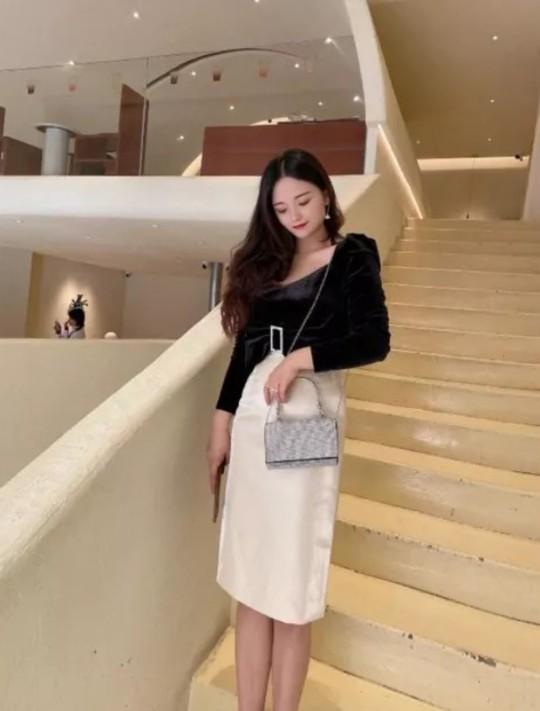 Product Introduction of Túi Xách Nữ Đeo Chéo Bag Clutch Đi Tiệc Cầm Tay Quai Kiềng Đính Đá BlingBling Màu Đen Màu Bạc Sang Chảnh Kèm Dây Xích Size 18 HÀNG CHUẨN QC Nhung Kem tuixach  thoitrang Khô sạch Nhẫn Đinh 7