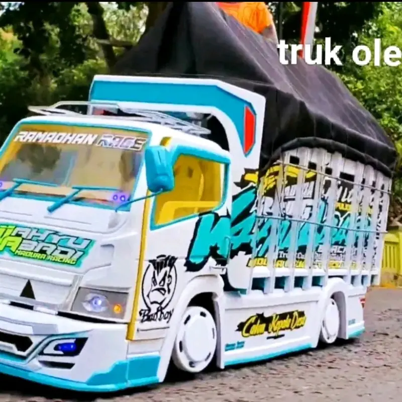 Promo miniatur truck oleng full variasi lampu dan terpal 3