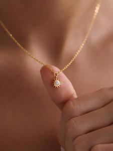 Collar con Colgante de Sol de Esmalte y Concha de Perla Elegante, Diseño Celestial Sencillo, Regalo Perfecto para Mujeres, Joyería para Uso Diario