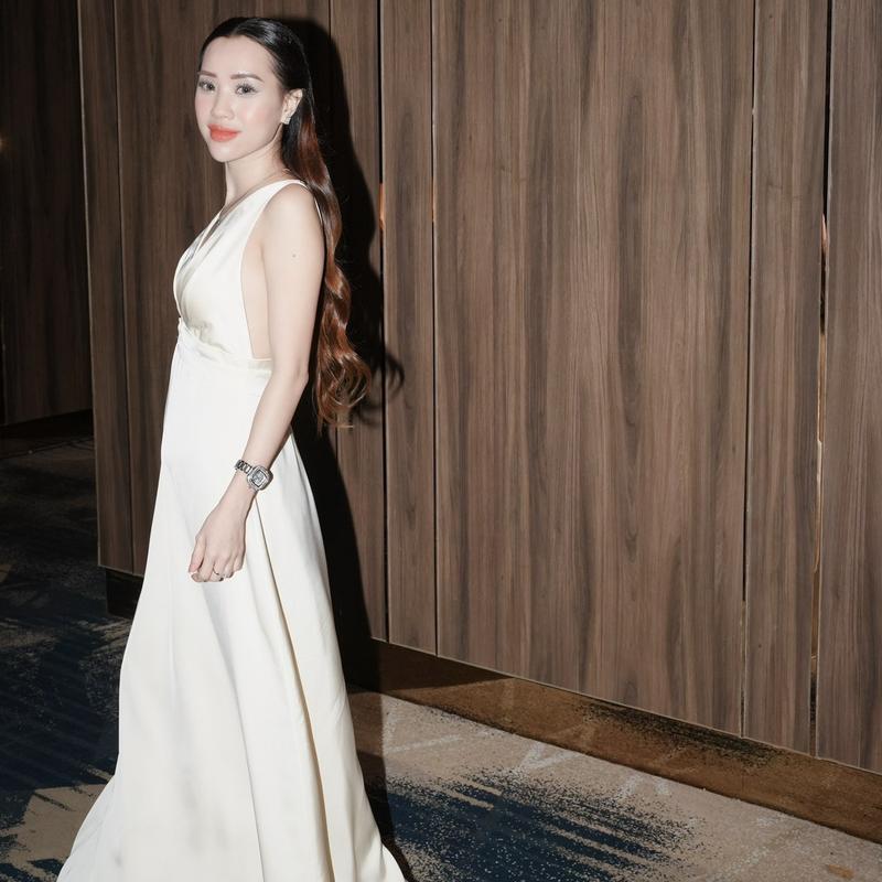 | Amour Dress | Đầm Lụa Cổ V Sâu Hở Lưng Kèm Khăn Có Mút