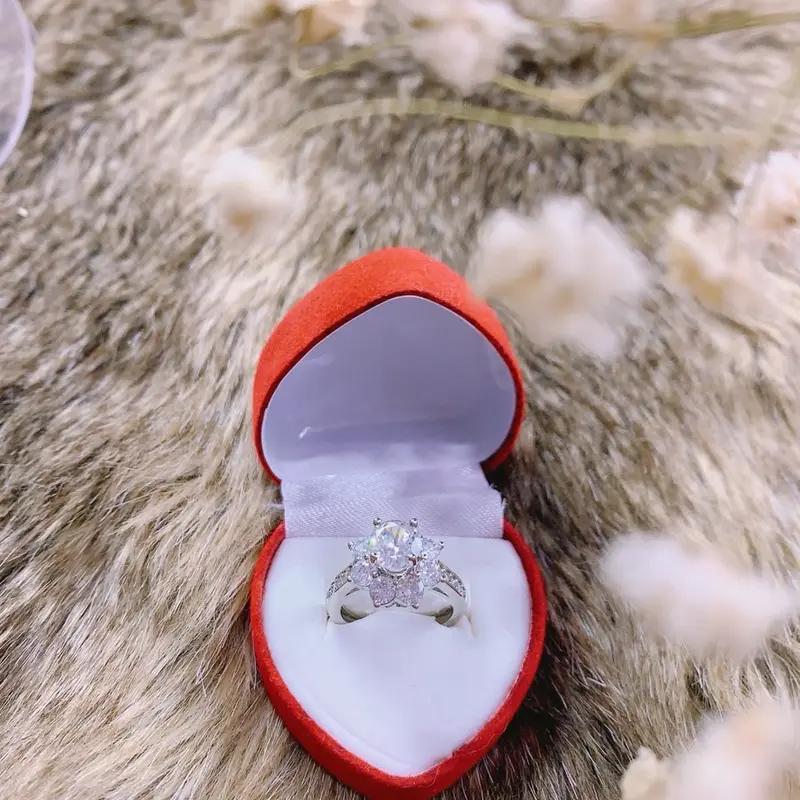 Nhẫn 3 chỉ mạ vàng trắng bạch kim , đính kim cương nhân tạo, Chất liệu titan không phai. 3