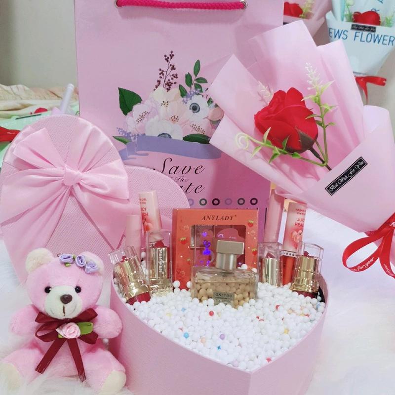  Combo quà tặng bạn gái nhân ngày lễ ngày kỉ niệm  Combo gồm có 1 bảng màu mắt 8 cây son 1 chai nước hoa 30ml 1 chú gấu bông 1 bó hoa sáp hộp quà kèm túi quà thiệp và hạt xốp nhiều màu xinh xắn  