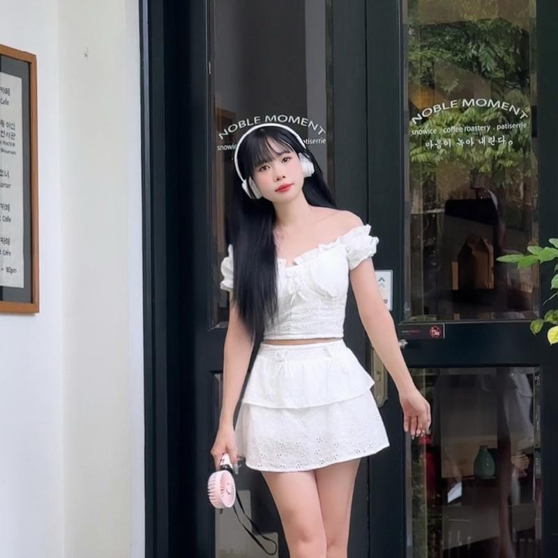 Set nữ áo croptop trễ vai ren thêu hoa kèm chân váy dáng ngắn Lina Closet | BigBuy360 - bigbuy360.vn Set nữ áo croptop trễ vai ren thêu hoa kèm chân váy dáng ngắn Lina Closet | BigBuy360 - bigbuy360.vn