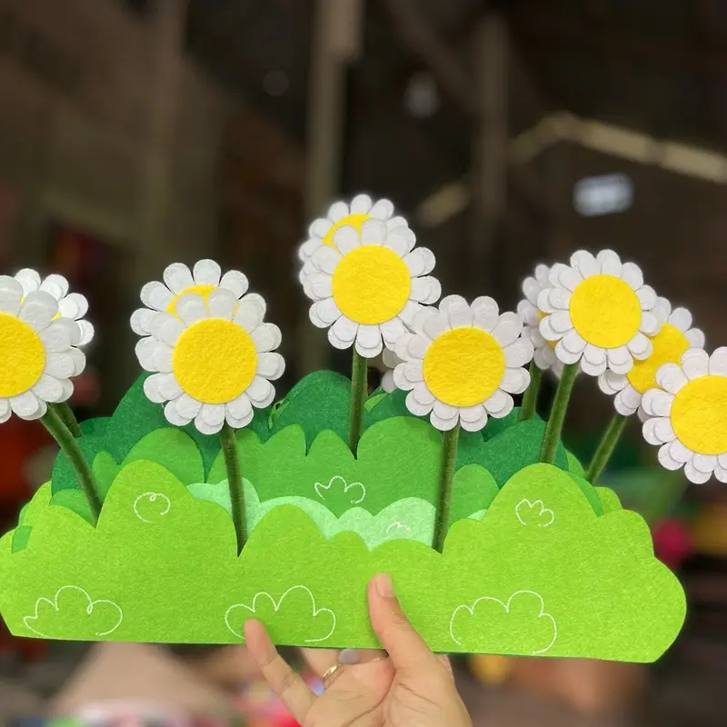 Hoa trang trí chân tường có lúc lắc theo gió. Kích thước 30x35cm , đung trong trang trí chân tường lớp học mầm non, chơi hoạt động góc, sân khấu kể chuyện, âm nhạc 3