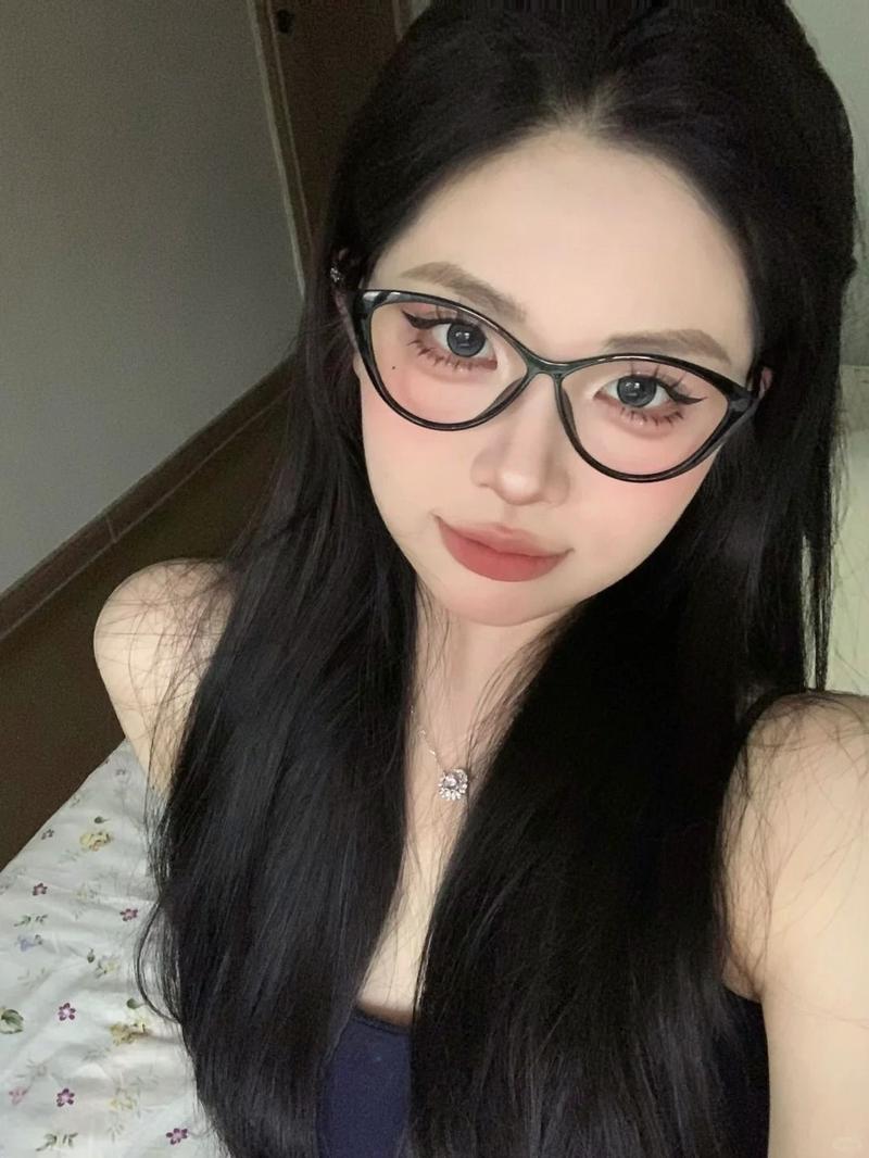 Product Introduction of Cat's Eye Frame Women's Retro Tortoiseshell Colored Beauty Artifact Glasses High End Face Small 7
