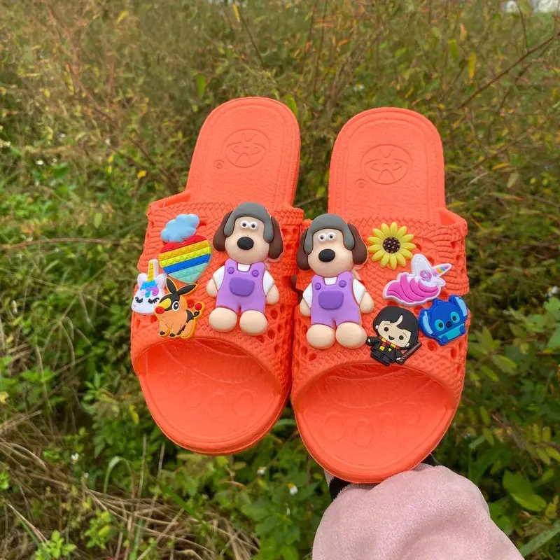 Dép tổ ong Kèm 2 Chó và 8 sticker với nhiều màu yêu thích,charm dễ thương cho khách tha hồ lựa chọn size 35 đến 43 4
