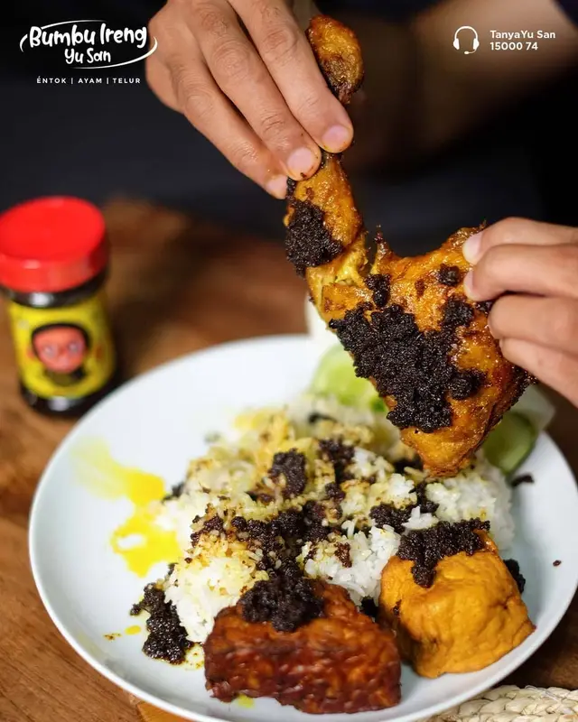 Sambal Bumbu Ireng Yu San Varian Pedas Sambel Ireng Yu San 1