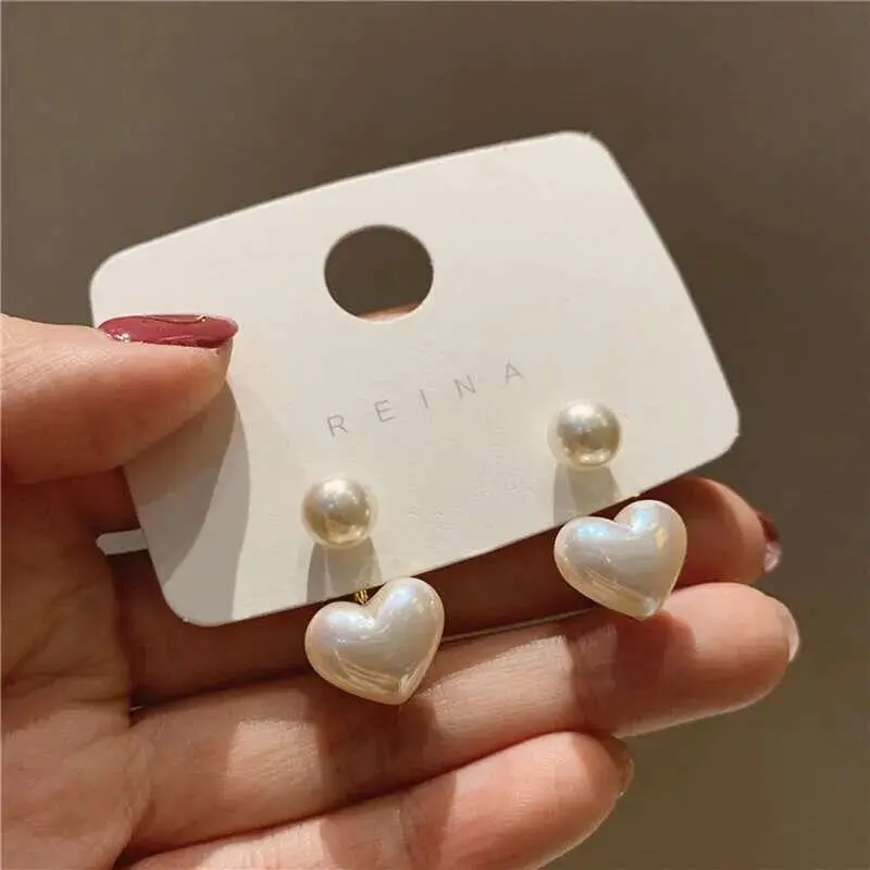 Oval earrings; minimalist pendants; fashionable gifts.