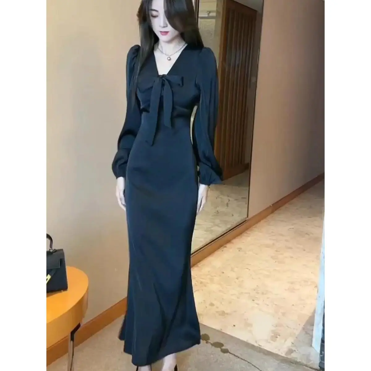 Váy cảm giác trẻ trung thiết kế đơn giản Váy ôm dáng màu trơn cạp cao dài tay nơ cổ V mới mùa thu 2024