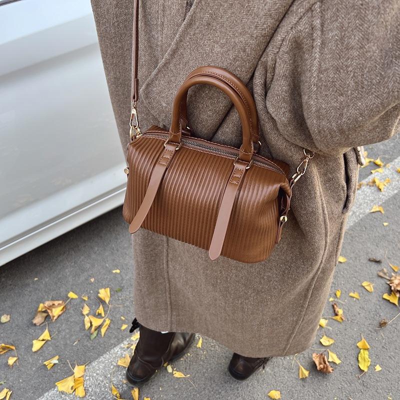 Product Introduction of High-quality Hand-held Bowling Bag Women's Autumn and Winter Simple and Fashionable Shoulder Bag Feeling Messenger Bag Bag 6609-521 26