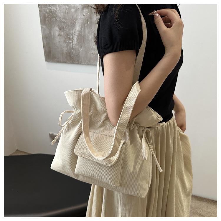 Product Introduction of New Korean Style Simple Shoulder Bag for Women with Drawstring Design, Fashionable Niche Commuter Underarm Bag, Elegant Versatile Handbag 26
