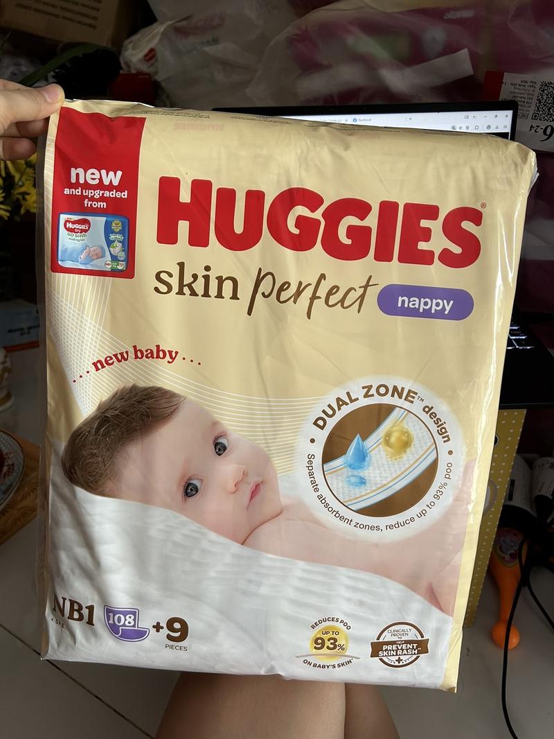 Product Introduction of ￼Miếng lót sơ sinh Huggies Skin Perfect NB1 108+9 miếng với 2 vùng thấm giảm kích ứng da Cho Bé bỉm baby 1