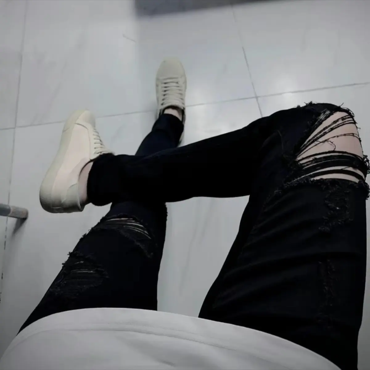 Quần jeans bò nam Saint Laurent rách hai bên đùi, ống côn bó chân siêu nét, new