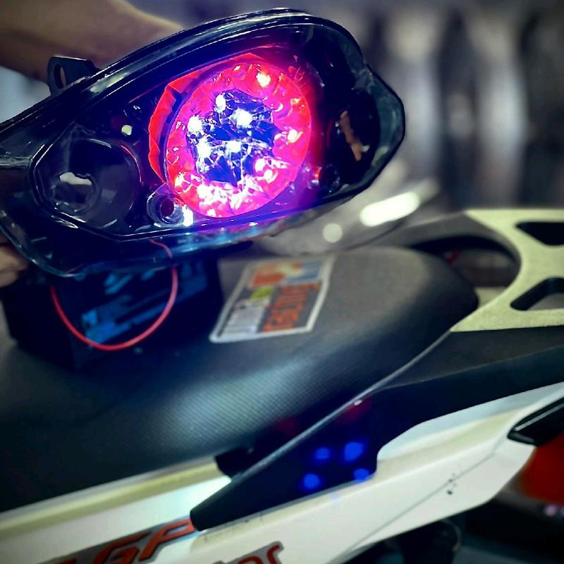 Phụ kiện xe máy đèn hậu appi lắp Sirius 50-110cc mica hãng