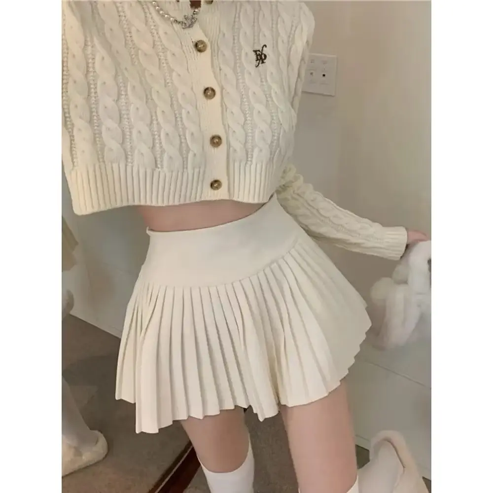 Chân váy xếp ly nhỏ chất liệu ruby hàn hot 2025 2 màu đen , trắng dễ phối đồ có lớp quần bảo hộ