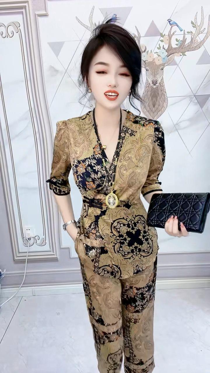 Product Introduction of Bộ Đồ Thời Trang, Hàng Mới Về Mùa Hè, Phong Cách Cổ Điển Nút Cổ Chữ V, Áo In Họa Tiết Thanh Lịch, Quần Ống Rộng, Bó Sát, Bộ Hai Mảnh 12