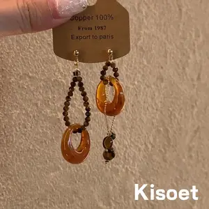 【Kisoet】Anting wanita desain retro asimetris manik-manik model cincin bukaan bahan amber tiruan warna cokelat kemerahan desain unik M138