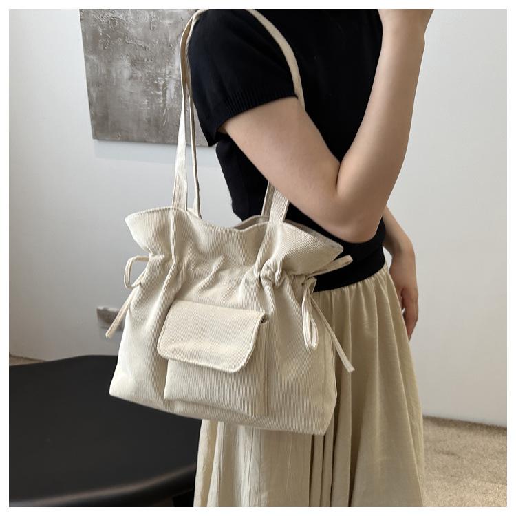 Product Introduction of New Korean Style Simple Shoulder Bag for Women with Drawstring Design, Fashionable Niche Commuter Underarm Bag, Elegant Versatile Handbag 18