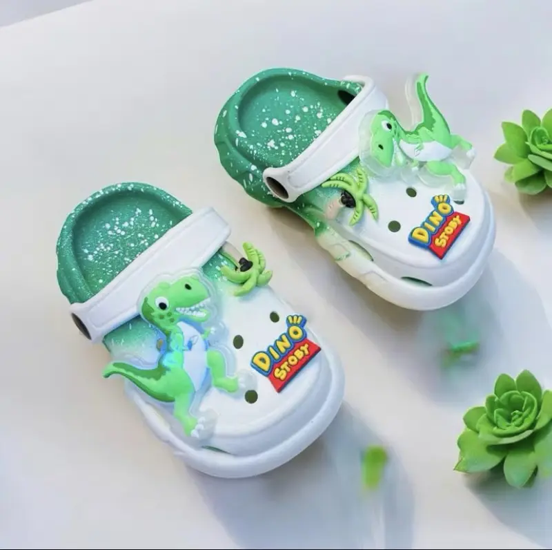 FOM NHỎ (CÓ ĐÈN) Dép sục Khủng Long vẩy sơn có đèn mềm nhẹ êm chân cho bé Dino Story siêu đẹp MONKIDS-2024 2
