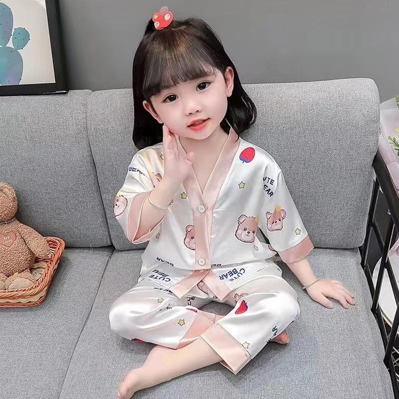 MẸ BING- [10-25KG] bộ đồ ngủ lụa mềm mịn mát cho bé gái, tay ngắn kết hợp hoạ tiết và nút nhìn lạ mắt, màu sắc tươi tắng , chất mềm mịn mát phù hợp cho mùa hè, bé mặt nhà đi dạo phố. babytee  đồ ngủ 2