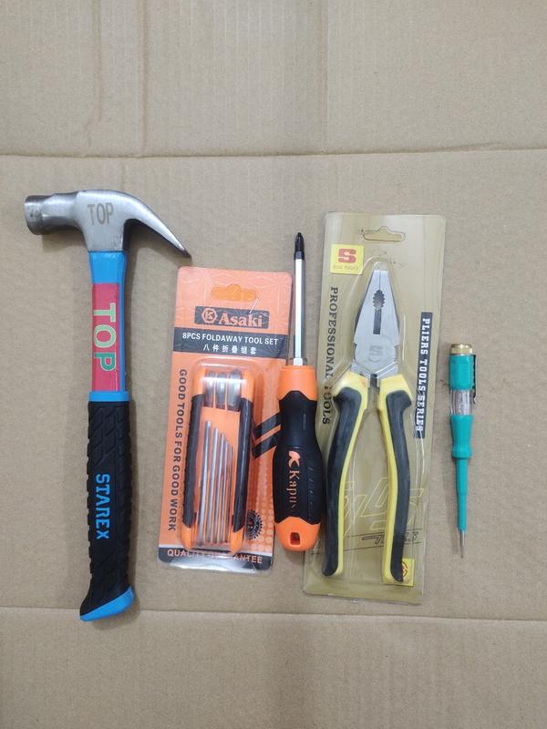 Com bo bộ dụng cụ 5 món gồm 1 búa, 1 bộ lục giác gập, 1 tô vít 2 đầu, 1 kìm điện, 1 bút thử điện