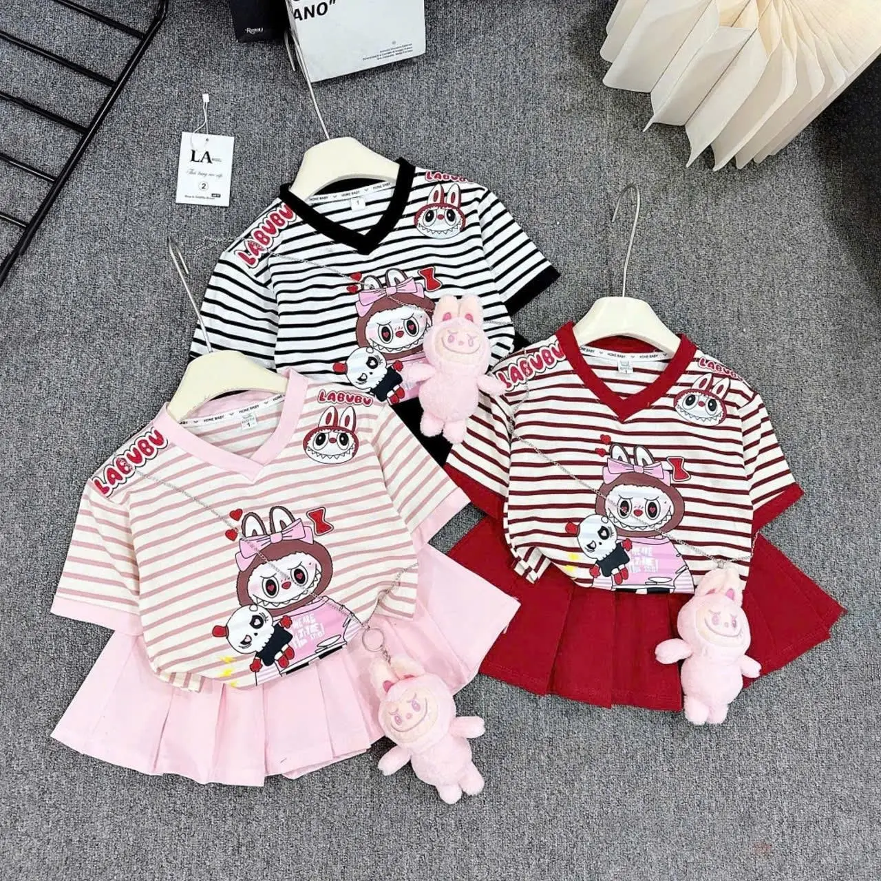 Set Váy Xếp Ly In Hình LABUBU Hoạ Tiết Kẻ Dành Cho Bé Gái Sz7-35kg Chất Liệu Tixi (Có Lót Quần Trong) begai vay tetcho