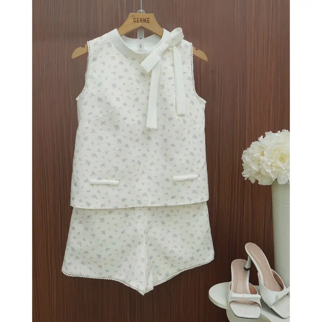 GERME Set đồ nữ Áo tanktop nữ thoáng mát Emer Top hoa nhí đính nơ AVNL052501, Quần sooc nữ cạp liền viền ren QVNL052501