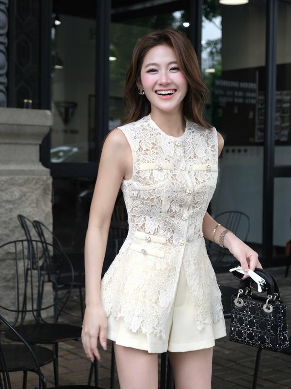 Set áo ren nữ đệm lưới 2 lớp phối nút trắng, Quần xếp ly dáng ngắn chất taffta Hb.closet S254