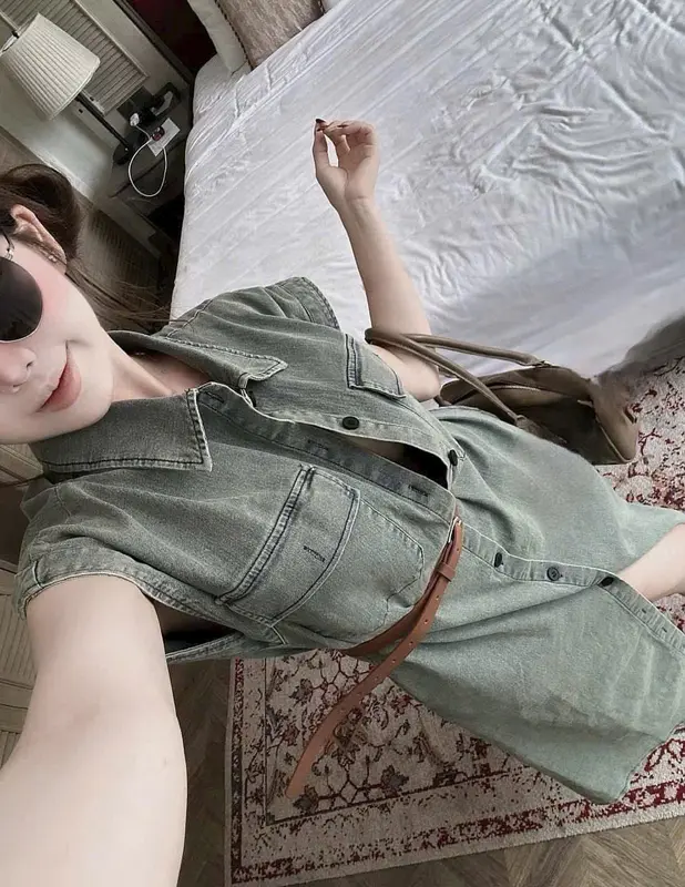Đầm Váy Nữ Jeans Xòe Đính Nút Cổ Sơ Mi Kèm Túi Hộp Với Tone Màu Tôn Da, Siêu Xinh 3