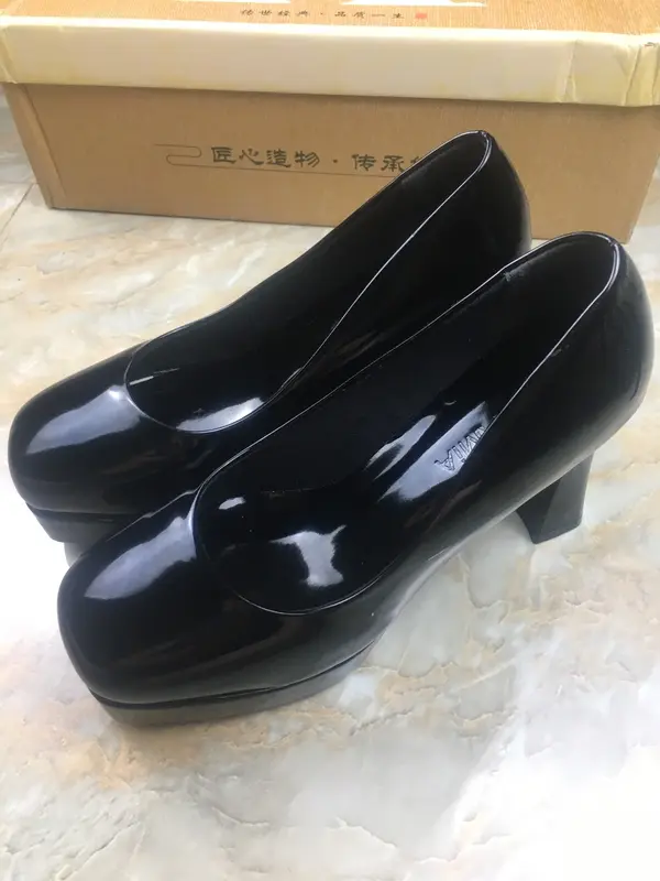 giày cao gót nữ cao cấp ,gót cao 9cm được làm từ chất liệu da bóng pu cao cấp, có 4 màu den, trắng ,kem , dỏ dô, tao nên dôi giày sang trọng ,quý phái , phom 1.5 ,các chị đi lùi 1 size nha  Guina shop 6