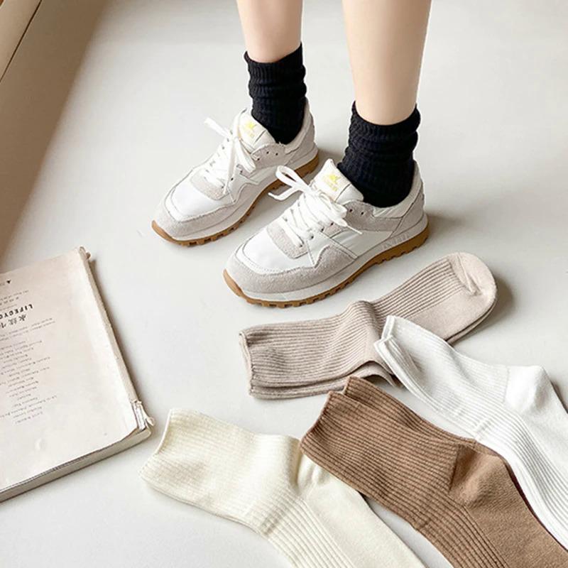 1Pcs New Female Japanese Socks Solid Color Women's Casual Cotton Cute Socks Autumn Simple Women's Medium Length Socks 2