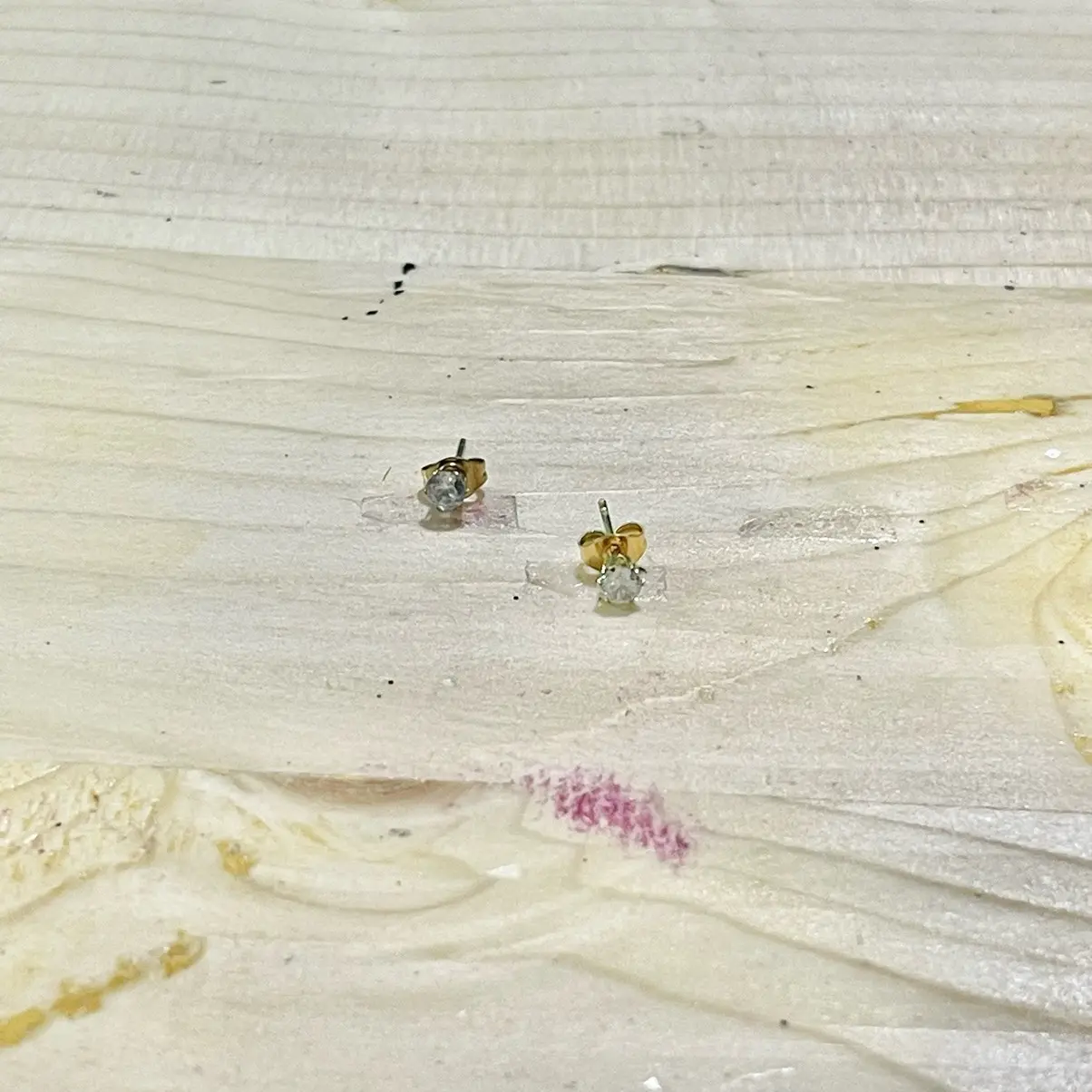 Anting tusuk titanium permata lapis emas simpel elegan