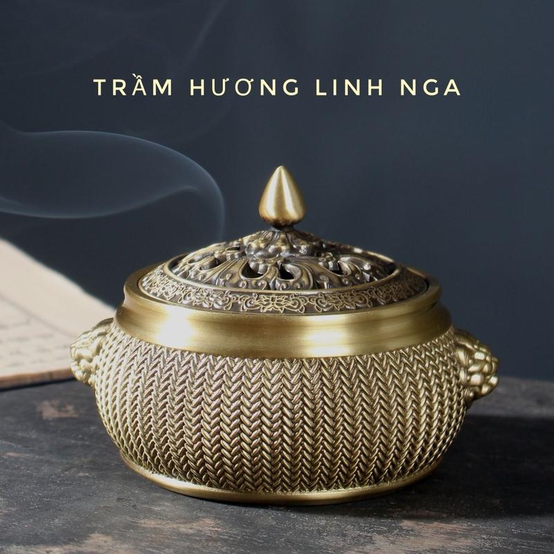 Lư xông trầm bằng đồng chuẩn size to nặng 450g hoa văn trạm khắc tinh tế sắc nét, dùng để xông trầm … hoặc bày decor trong không gian rất sang trọng. Chất liệu đồng dầy dặn bền đẹp( Quà tri ân: Miếng trầm bỏ ví Bình An) Dầu Thơm Phòng Nước Hoa Phòng Khách 4