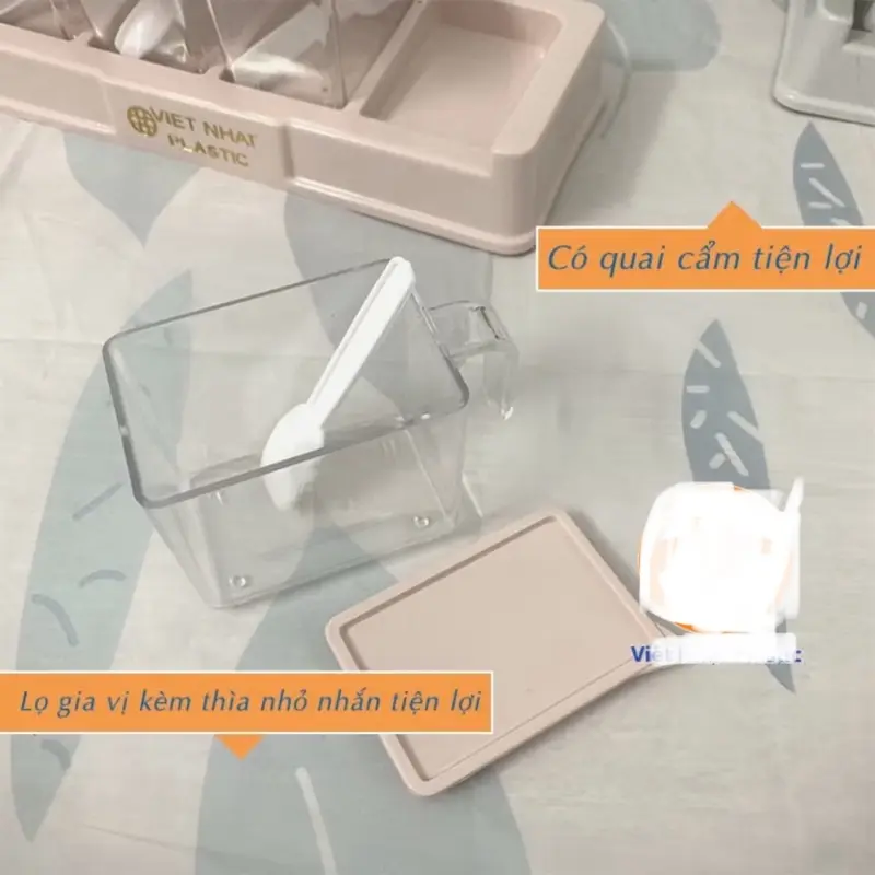 bộ hũ 4 lọ đựng gia vị có kèm thìa nắp đậy tiện lợi nhựa trong suốt (2939) 2