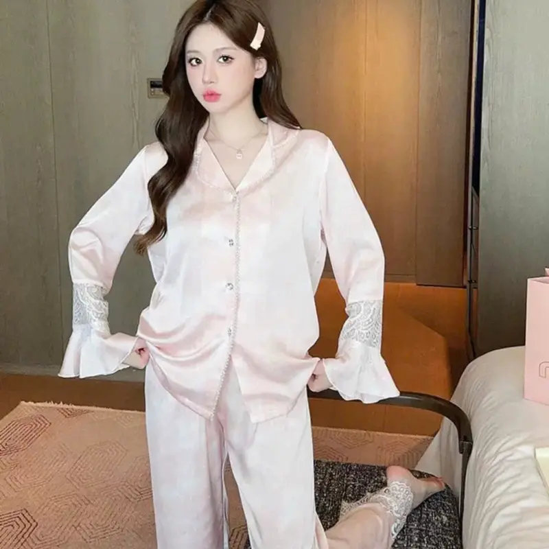 Set mặc nhà lụa QCCC viền cổ đính cườm tay dài quần dài phối ren siêu sang cho các nàng yêu !