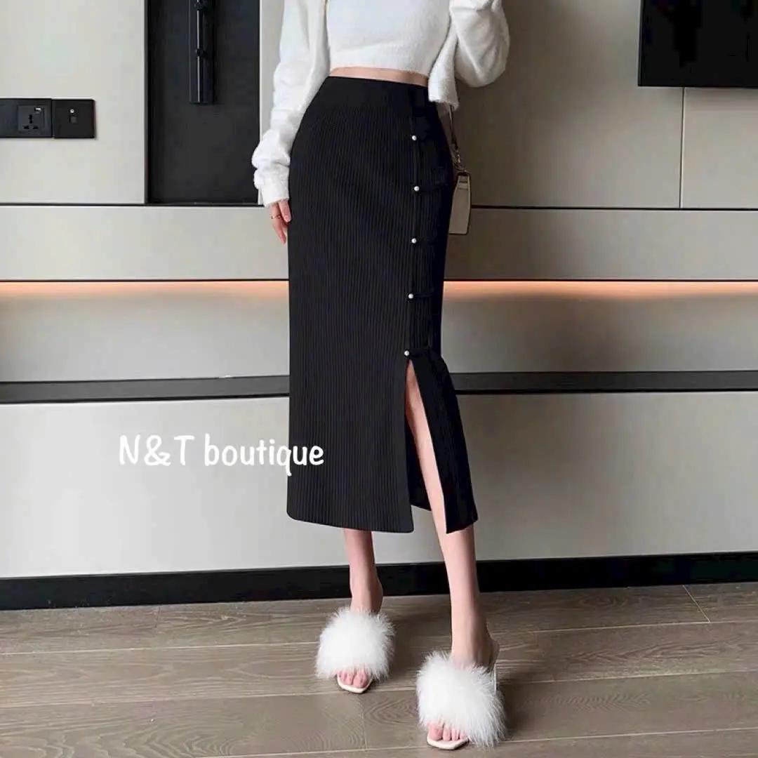 Chân váy xuông xẻ phối khuy ngọc